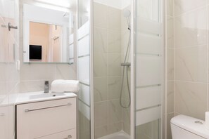 Shower, hair dryer, towels, soap - Suite Élégance at Montparnasse (Paris)