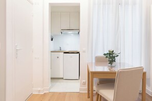 Dining - Vrbo Property (Paris)