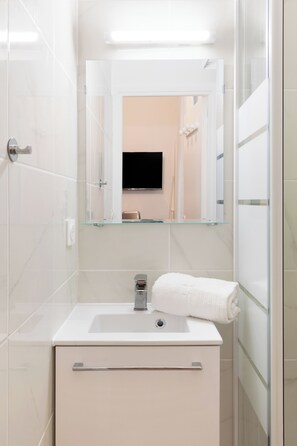 Bathroom - Vrbo Property (Paris)