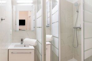 Shower, hair dryer, towels, soap - Suite Élégance at Montparnasse (Paris)