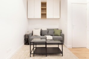 Living area - Vrbo Property (Paris)