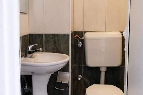 Douche, serviettes fournies, savon, shampoing