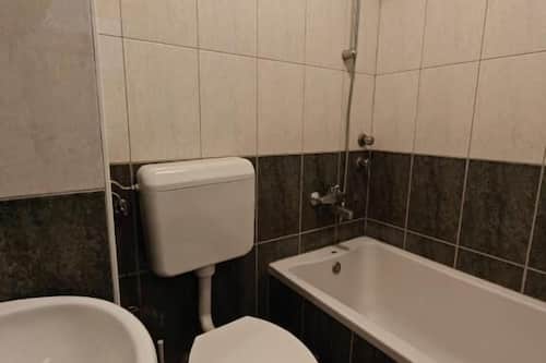 Douche, serviettes fournies, savon, shampoing