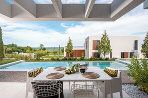 Outdoor dining - Design Villa Adoral (Presika)