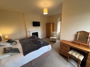 4 bedrooms, WiFi, bed sheets - Stunning Farmhouse with original features, hot tub, pool table, pets x3 (Glastonbury)