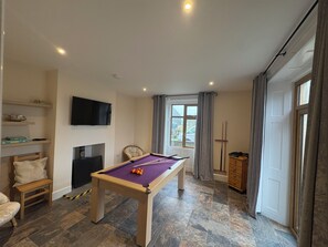 TV, fireplace - Stunning Farmhouse with original features, hot tub, pool table, pets x3 (Glastonbury)