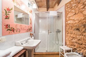 Shower, hair dryer, towels - 4 person villa with private pool (Llubi)