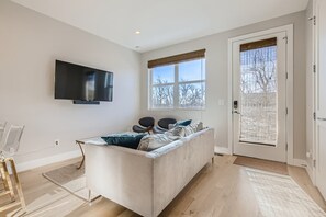 TV, offices - Remote Work Friendly-Fast Wifi|3 min to Light Rail (Denver)