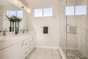 Hair dryer - Remote Work Friendly-Fast Wifi|3 min to Light Rail (Denver)