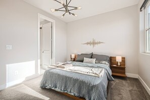 2 bedrooms, iron/ironing board, travel cot, free WiFi - Remote Work Friendly-Fast Wifi|3 min to Light Rail (Denver)