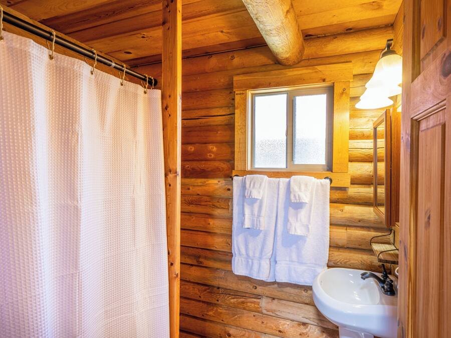 Deluxe Cabin | Bathroom