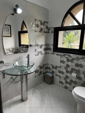 Departamento Deluxe, balcón, vista al lago | Baño | Regadera, pantuflas, toallas, jabón 