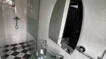 Standard Single Room, Patio, Lake View | Bathroom