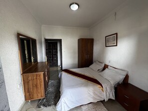 Escritorio, cortinas blackout, sistema de insonorización y wifi gratis 