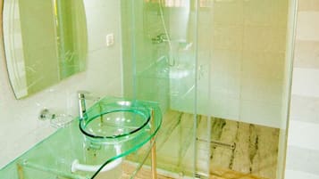 Chambre Simple Standard, patio, vue lac | Salle de bain