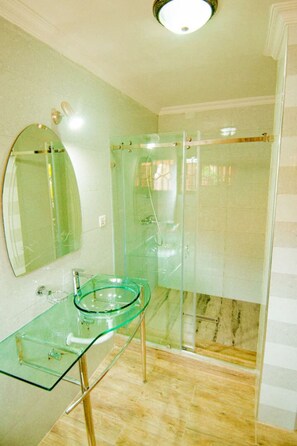 Habitación individual estándar, patio, vistas al lago | Baño | Ducha, zapatillas, toallas y jabón