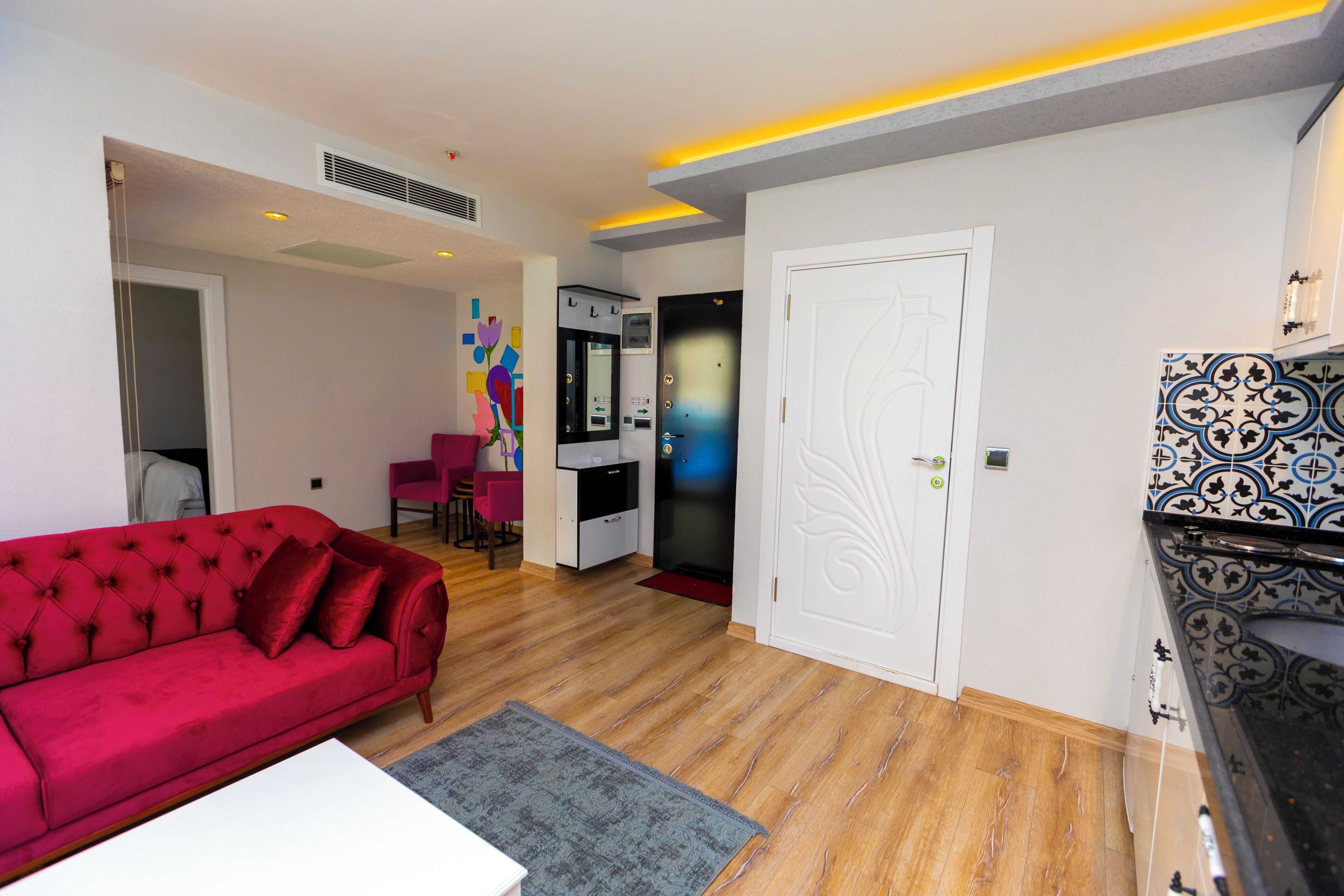 Classic Suite, Balcony, River View | Living area | 32-inch LCD TV with satellite channels