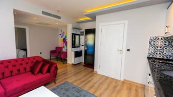 Classic Suite, Balcony, River View | Living area | 32-inch LCD TV with satellite channels