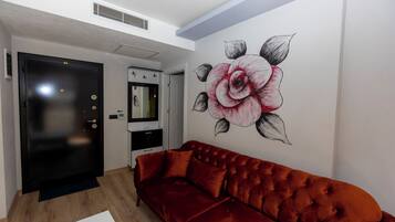 Suite clásica, balcón, vistas a la ciudad | Zona de estar