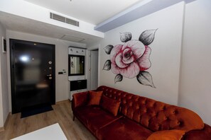 Suite classique, balcon, vue sur la ville | Aire de séjour | Téléviseur ACL de 32 po avec télévision par satellite