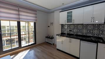 Classic Suite, Balcony, City View | Shared kitchen