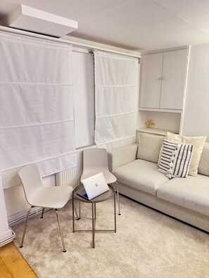 Living area - Bright modern 1-bed apartment in prime Chelsea w/stunning white interiors! (London)
