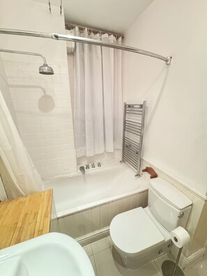 Bathroom - Bright modern 1-bed apartment in prime Chelsea w/stunning white interiors! (London)