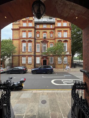 Exterior - Bright modern 1-bed apartment in prime Chelsea w/stunning white interiors! (London)