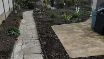 Comfort House, Garden View | Property grounds