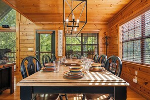 Dining - New Listing, Game Room. Hot Tub, Pool Access +Free Attractions! (Sevierville)