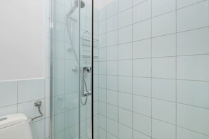 Dusche, Haartrockner, Handtücher, Shampoo