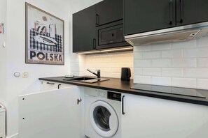 Réfrigérateur, micro-ondes, plaque de cuisson, lave-vaisselle
