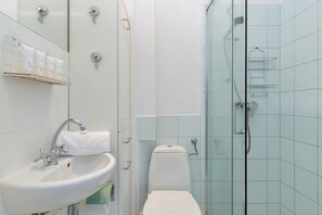 Douche, sèche-cheveux, serviettes fournies, shampoing