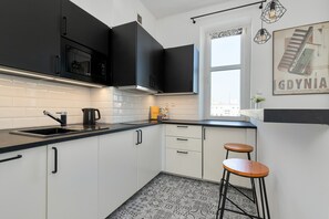 Fridge, microwave, stovetop, dishwasher - Compact Apartment in the Heart of Gdynia | Close to the Beach (Gdynia)