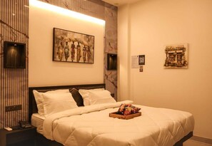 Luxury Room | Desk, laptop workspace, free WiFi