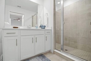 Douche, sèche-cheveux, serviettes fournies