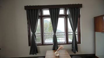 Premium Room, Mountain View | Dining