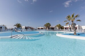 Pool - Vacation Home 'Oasis' with Shared Pool, Private Terrace and Wi-Fi (Castillo Caleta de Fuste)