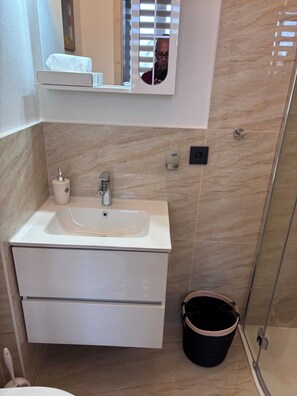 Bathroom - Vrbo Property (Alsleben (Saale))
