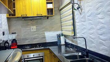 Economy Apartment, Balcony, City View | Dapur peribadi | Peti sejuk, ketuhar gelombang mikro, ketuhar, dapur
