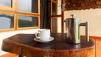 Habitació doble o amb dos llits individuals, vistes al jardí | Cafè i cafetera