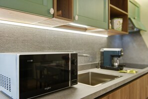 Réfrigérateur, four à micro-ondes, surface de cuisson, cafetière-théière