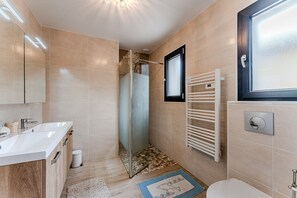 Douche, sèche-cheveux, serviettes fournies