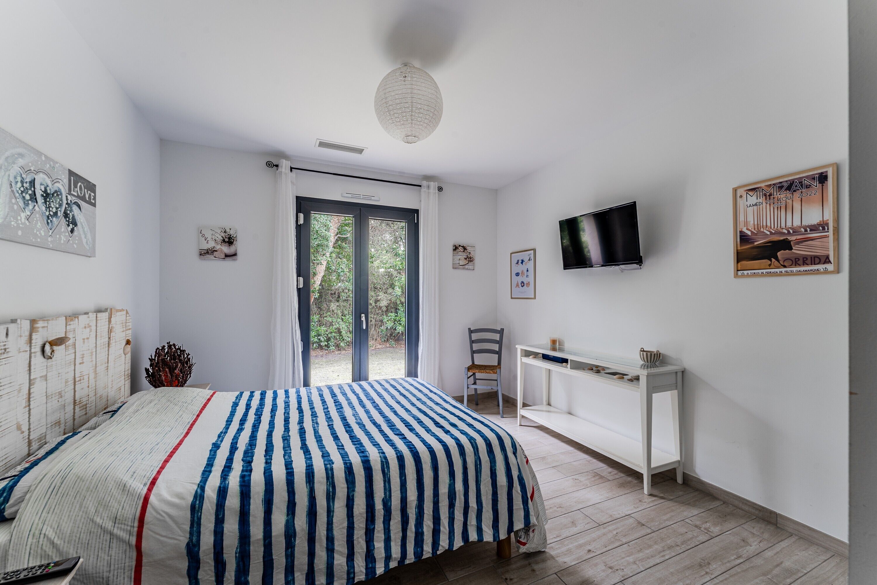 3 bedrooms, iron/ironing board, bed sheets, wheelchair access