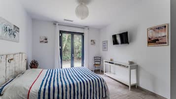 3 bedrooms, iron/ironing board, bed sheets, wheelchair access