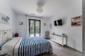 3 bedrooms, iron/ironing board, bed sheets, wheelchair access
