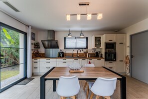 Køleskab, mikrobølgeovn, ovn, kogeplade