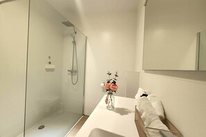 Shower, hair dryer - Polished Antwerp Stay Steps to Hub (Antwerpen)