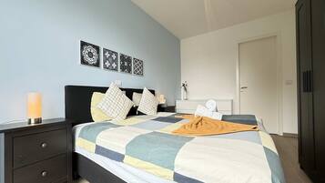 3 slaapkamers, een bureau, een strijkplank/strijkijzer, internet