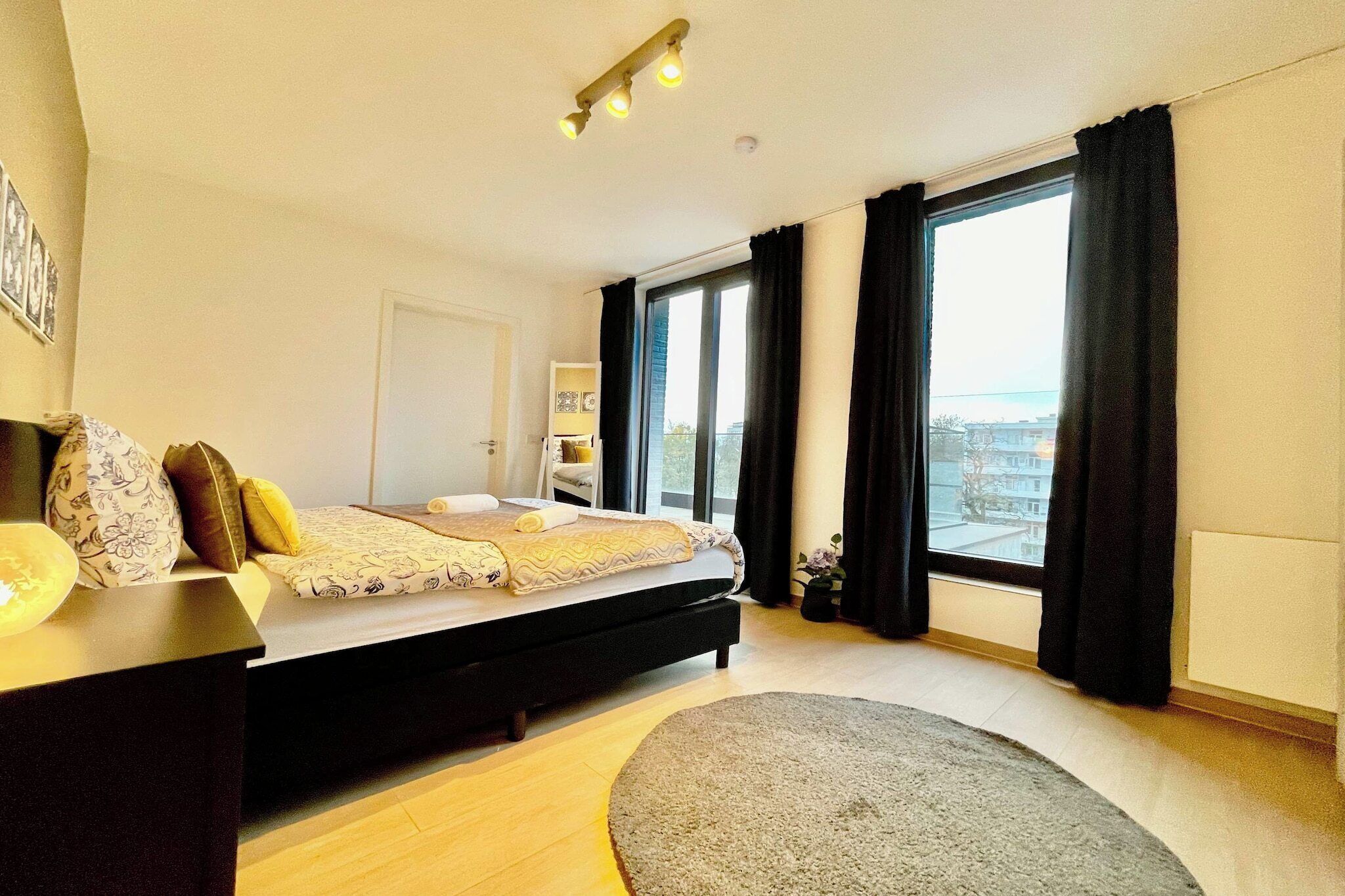2 slaapkamers, een bureau, een strijkplank/strijkijzer, internet